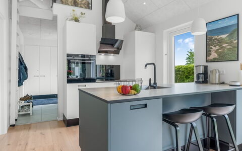 Elso - 600M to the Fjord: Keuken, Countertop, Meubilair, Toestel Van De Keuken, Interieur Ontwerp, Flooring, Cabinetry, Major Appliance, Verdieping, Plafond