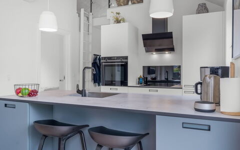 Elso - 600M to the Fjord: Keuken, Toestel Van De Keuken, Countertop, Meubilair, Interieur Ontwerp, Cabinetry, Lichte Inrichting, Flooring, Huishoudapparatuur, Plafond