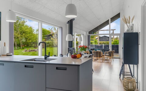 Elso - 600M to the Fjord: Keuken, Countertop, Toestel Van De Keuken, Flooring, Meubilair, Interieur Ontwerp, Verdieping, Huis, Plafond, Major Appliance