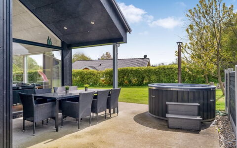 Elso - 600M to the Fjord: Dak, Huis, Schaduw, Verblijf, Outdoor Structuur, Garden Gebouwen, Werf, Tuin, Landgoed, Landscaping
