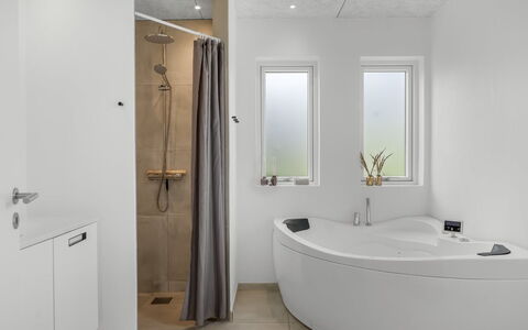 Elso - 600M to the Fjord: Loodgieterswerkinrichting, Flooring, Badkamer, Interieur Ontwerp, Verdieping, Wastafel, Kraan, Loodgieter, Plafond, Bad