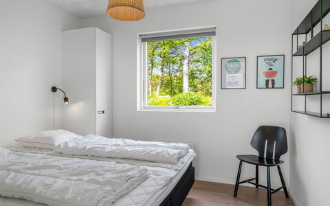 Elso - 600M to the Fjord: Slaapkamer, Bed, Muur, Interieur Ontwerp, Hout, Bedding, Laken, Plafond, Verdieping, Bed Frame