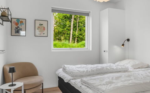 Elso - 600M to the Fjord: Interieur Ontwerp, Bed, Slaapkamer, Muur, Hout, Meubilair, Plafond, Bedding, Laken, Verdieping