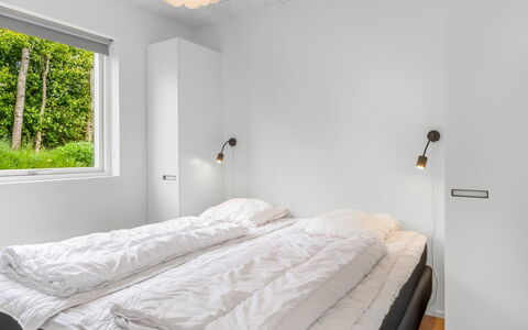 Elso - 600M to the Fjord: Slaapkamer, Bed, Muur, Interieur Ontwerp, Plafond, Bedding, Laken, Verlichting, Kamer, Bed Frame