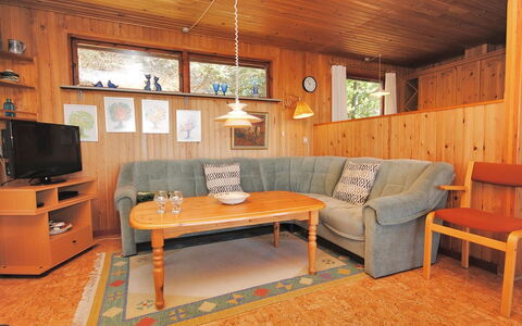 Neven - 900M from the Sea: Meubilair, Flooring, Interieur Ontwerp, Hout, Verdieping, Plafond, Kamer, Bankstel, Woonkamer, Beits