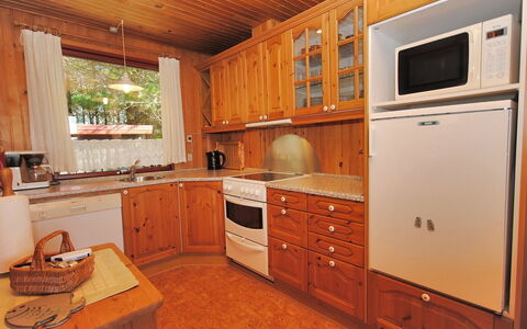 Neven - 900M from the Sea: Cabinetry, Meubilair, Interieur Ontwerp, Flooring, Hout, Verdieping, Countertop, Keuken, Kast, Kamer