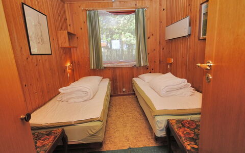 Neven - 900M from the Sea: Meubilair, Bed, Slaapkamer, Hout, Verdieping, Flooring, Laken, Interieur Ontwerp, Bedding, Kamer