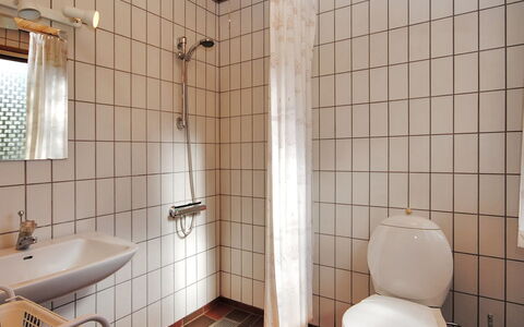 Neven - 900M from the Sea: Badkamer, Loodgieterswerkinrichting, Wastafel In De Badkamer, Muur, Wc Bril, Wastafel, Flooring, Verdieping, Toilet, Interieur Ontwerp