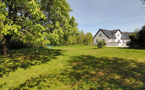 Sophia - 8Km from the Sea: Afdeling, Huis, Plain, Landelijk Gebied, Verblijf, Gazon, Tuin, Landgoed, Zonlicht, Takje