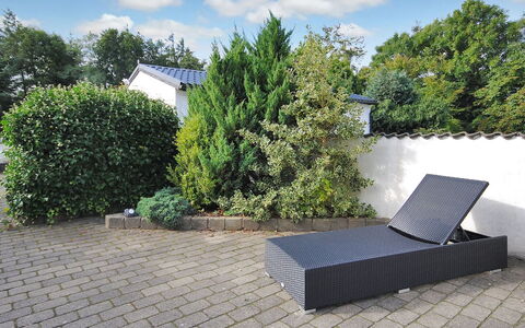 Sophia - 8Km from the Sea: Struik, Tuin, Buitenmeubels, Woody Plant, Schaduw, Landscaping, Haag, Werf, Evergreen, Flagstone