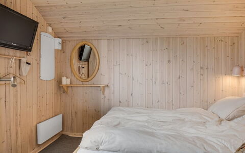 Tecumseh - 150M from the Sea: Bed, Slaapkamer, Laken, Bedding, Hout, Interieur Ontwerp, Verdieping, Flooring, Plafond, Meubilair