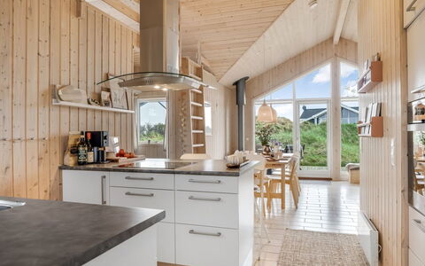 Tecumseh - 150M from the Sea: Keuken, Countertop, Interieur Ontwerp, Meubilair, Flooring, Hout, Plafond, Toestel Van De Keuken, Lichte Inrichting, Cabinetry