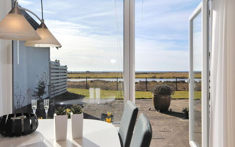 Rejhana - 500M to the Fjord: Architectuur, Huis, Verdieping, Meubilair, Stoel, Glas, Schaduw, Keuken En Eettafel, Daylighting, Eco Hotel