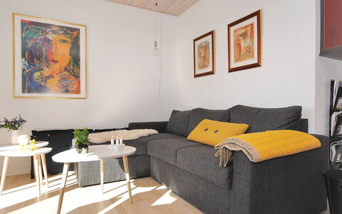 Rejhana - 500M to the Fjord: Meubilair, Interieur Ontwerp, Bankstel, Flooring, Verdieping, Muur, Hout, Woonkamer, Tafel, Huis