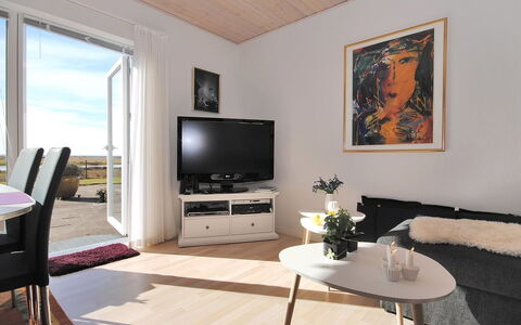 Rejhana - 500M to the Fjord: Meubilair, Interieur Ontwerp, Flooring, Verdieping, Hout, Houten Vloer, Plafond, Kamer, Woonkamer, Tafel