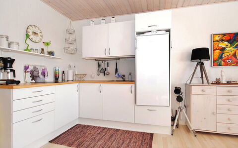 Rejhana - 500M to the Fjord: Flooring, Keuken, Hout, Toestel Van De Keuken, Major Appliance, Cabinetry, Interieur Ontwerp, Countertop, Verdieping, Meubilair