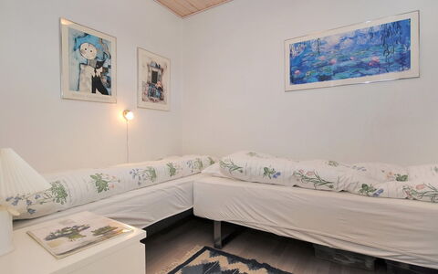 Rejhana - 500M to the Fjord: Meubilair, Interieur Ontwerp, Verdieping, Flooring, Slaapkamer, Bed, Kamer, Appartement, Plafond, Laken