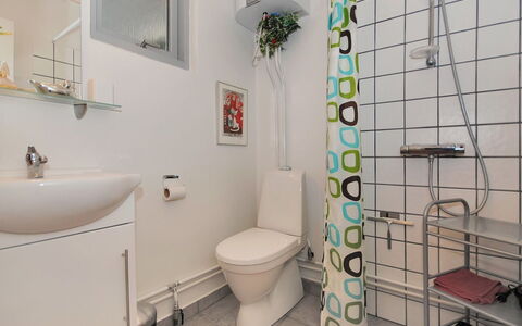 Rejhana - 500M to the Fjord: Badkamer, Wc Bril, Loodgieterswerkinrichting, Interieur Ontwerp, Toilet, Flooring, Verdieping, Wastafel In De Badkamer, Wastafel, Loodgieter