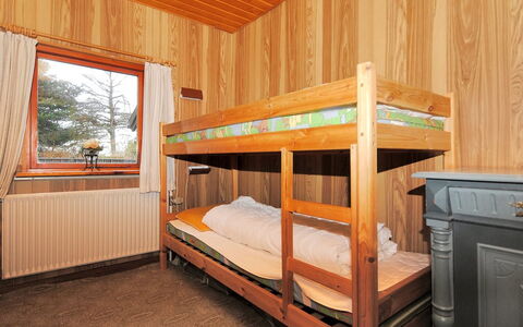 Palle - 2Km from the Sea: Hout, Flooring, Verdieping, Interieur Ontwerp, Slaapkamer, Bed, Meubilair, Kamer, Plafond, Beits