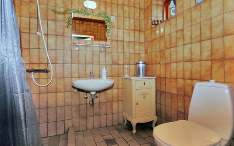 Palle - 2Km from the Sea: Loodgieterswerkinrichting, Badkamer, Flooring, Interieur Ontwerp, Verdieping, Wastafel In De Badkamer, Kraan, Wastafel, Loodgieter, Tegel