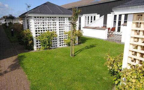 Hermanda - 100M to the Fjord: Woongebied, Dak, Huis, Struik, Huis, Tuin, Groundcover, Verblijf, Backyard, Landgoed