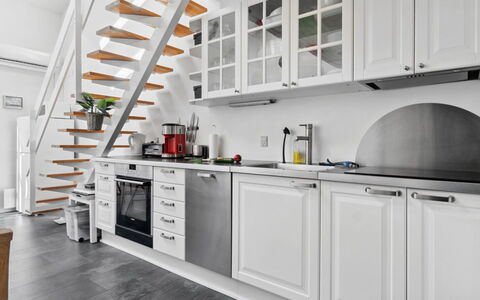 Hermanda - 100M to the Fjord: Keuken, Flooring, Interieur Ontwerp, Countertop, Verdieping, Meubilair, Toestel Van De Keuken, Cabinetry, Major Appliance, Plafond