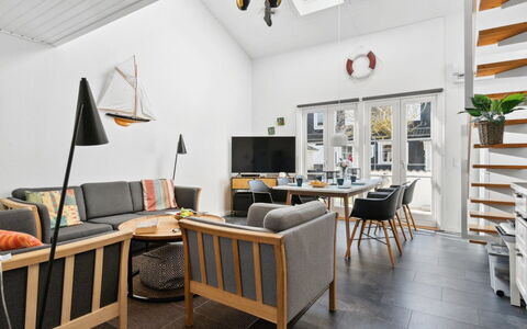 Hermanda - 100M to the Fjord: Meubilair, Interieur Ontwerp, Flooring, Hout, Plafond, Verdieping, Stoel, Bankstel, Woonkamer, Tafel