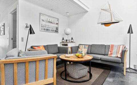 Hermanda - 100M to the Fjord: Meubilair, Hout, Interieur Ontwerp, Flooring, Verdieping, Woonkamer, Bankstel, Huis, Stoel, Kamer