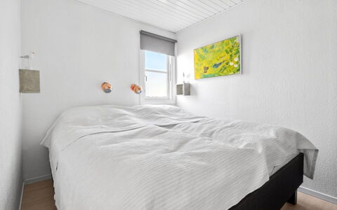 Hermanda - 100M to the Fjord: Muur, Slaapkamer, Bed, Laken, Bedding, Plafond, Verdieping, Flooring, Interieur Ontwerp, Bed Frame