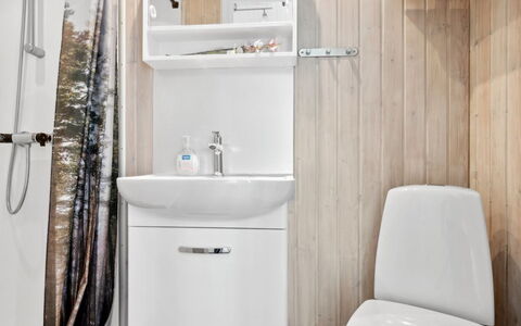 Hermanda - 100M to the Fjord: Badkamer, Wastafel In De Badkamer, Loodgieterswerkinrichting, Wastafel, Flooring, Interieur Ontwerp, Verdieping, Kraan, Badkamerkast, Toilet