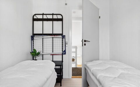 Hermanda - 100M to the Fjord: Slaapkamer, Interieur Ontwerp, Verdieping, Flooring, Bed, Stapelbed, Meubilair, Bedding, Laken, Bed Frame