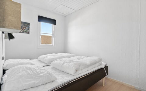 Hermanda - 100M to the Fjord: Muur, Hout, Slaapkamer, Bed, Verdieping, Bedding, Laken, Flooring, Plafond, Bed Frame