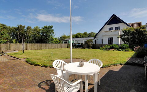 Gertina - 40M to the Fjord: Huis, Gazon, Verblijf, Schaduw, Landgoed, Tuin, Landscaping, Werf, Oprit, Backyard
