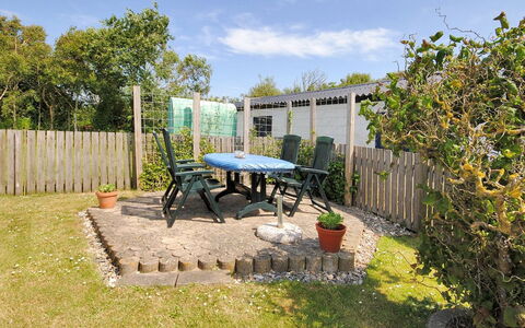 Gertina - 40M to the Fjord: Tuin, Struik, Land Lot, Buitenmeubels, Meubilair, Backyard, Hek, Gazon, Schaduw
