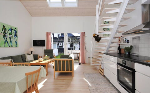 Benta - 150M to the Fjord: Flooring, Interieur Ontwerp, Meubilair, Verdieping, Houten Vloer, Hout, Plafond, Laminaatvloer, Kamer, Woonkamer