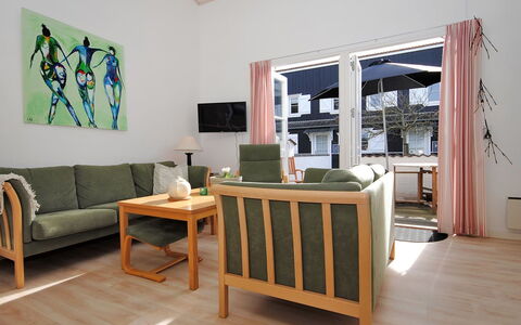 Benta - 150M to the Fjord: Meubilair, Interieur Ontwerp, Flooring, Verdieping, Hout, Plafond, Kamer, Bankstel, Stoel, Woonkamer