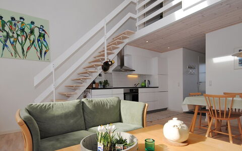Benta - 150M to the Fjord: Interieur Ontwerp, Flooring, Meubilair, Hout, Verdieping, Plafond, Kamer, Houten Vloer, Woonkamer, Bankstel