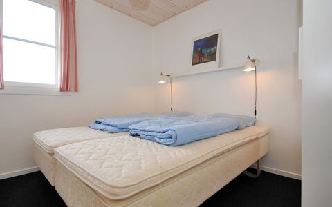 Benta - 150M to the Fjord: Slaapkamer, Bed, Hout, Laken, Bedding, Verdieping, Plafond, Interieur Ontwerp, Linens, Meubilair