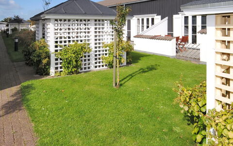 Benta - 150M to the Fjord: Woongebied, Dak, Huis, Struik, Huis, Tuin, Land Lot, Groundcover, Schaduw, Backyard