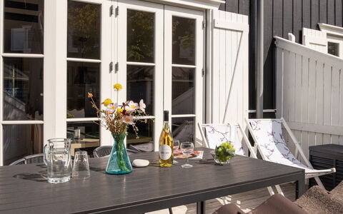 Cita - 100M to the Fjord: Blauw, Struik, Verblijf, Groundcover, Tuin, Landgoed, Schaduw, Landscaping, Boerderij, Eco Hotel