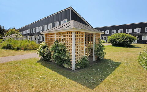 Cita - 100M to the Fjord: Blauw, Struik, Verblijf, Groundcover, Tuin, Landgoed, Schaduw, Landscaping, Boerderij, Eco Hotel