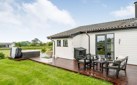 Selke - 300M to the Fjord: Appartement, Schaduw, Balkon, Stoel, Hek, Buitenmeubels, Aluminium, Kunstgras