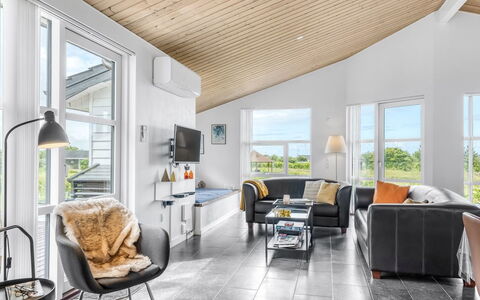 Selke - 300M to the Fjord: Appartement, Schaduw, Balkon, Stoel, Hek, Buitenmeubels, Aluminium, Kunstgras