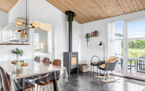 Selke - 300M to the Fjord: Appartement, Schaduw, Balkon, Stoel, Hek, Buitenmeubels, Aluminium, Kunstgras