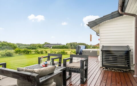 Selke - 300M to the Fjord: Appartement, Schaduw, Balkon, Stoel, Hek, Buitenmeubels, Aluminium, Kunstgras