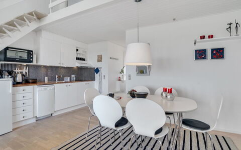 Idunn - 100M to the Fjord: Flooring, Meubilair, Interieur Ontwerp, Verdieping, Plafond, Appartement, Kamer, Stoel, Woonkamer, Keuken En Eettafel
