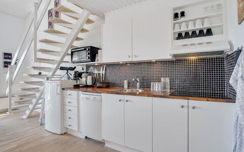 Idunn - 100M to the Fjord: Keuken, Flooring, Hout, Interieur Ontwerp, Verdieping, Major Appliance, Toestel Van De Keuken, Countertop, Plafond, Cabinetry