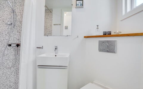 Idunn - 100M to the Fjord: Badkamer, Loodgieterswerkinrichting, Muur, Interieur Ontwerp, Wc Bril, Flooring, Toilet, Verdieping, Loodgieter, Kraan