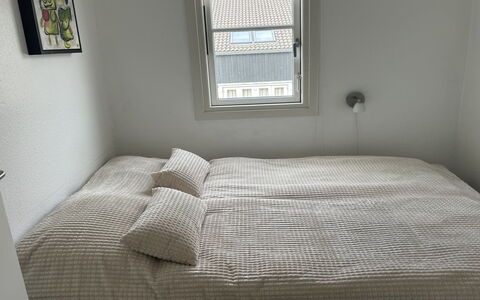 Idunn - 100M to the Fjord: Slaapkamer, Bed, Bedding, Laken, Linens, Verdieping, Textiel, Flooring, Interieur Ontwerp, Meubilair