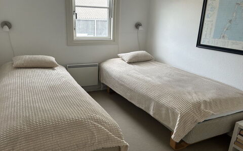 Idunn - 100M to the Fjord: Bed, Slaapkamer, Bedding, Verdieping, Laken, Muur, Flooring, Hout, Meubilair, Linens